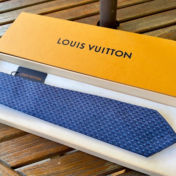 🔥LV HOLIDAY 25’🔥🆕💯LOUIS VUITTON LIMITED KNIGHT BLK 3D-MONOGRAM MOTIF TIE🔥 - Picture 1 of 17